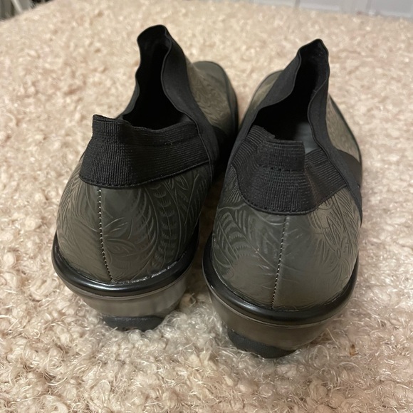 Jambu Embossed Leather Comfort Sport Wedge Design Black and Green Slip-On EUC! - Picture 7 of 11